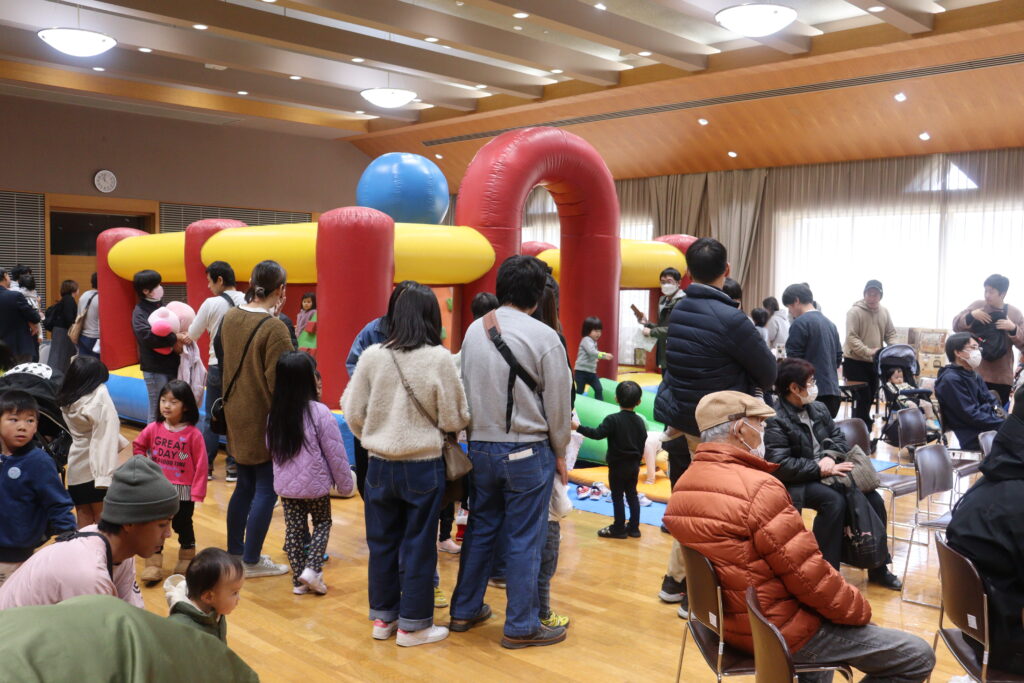 親子連れでにぎわう「こどもまんなかまつり」会場