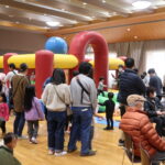 親子連れでにぎわう「こどもまんなかまつり」会場