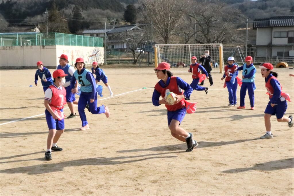 タグラグビーで対戦する児童たち