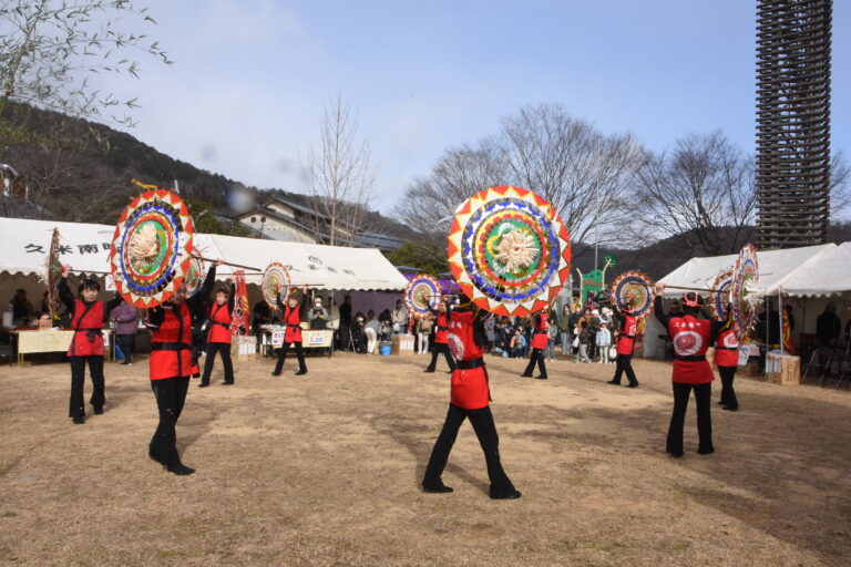 傘踊りを披露する川柳傘踊り部会=岡山県久米南町で