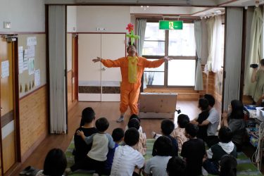 日本ホスピタルクラウン 西寺町 大棟さん 立正青葉学園で披露