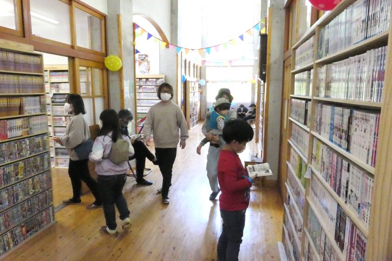 大勢の来館客でにぎわう館内