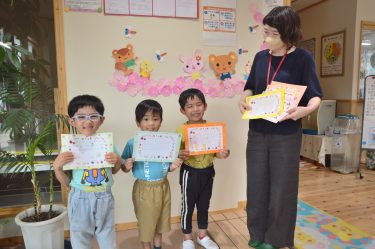 津山市内の中高生が書いた手紙58通が、17の福祉施設や団体に