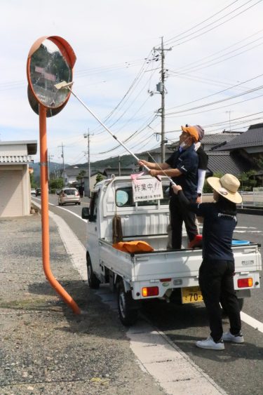 作州津山商工会青年部久米支部 カーブミラー清掃ボランティア活動