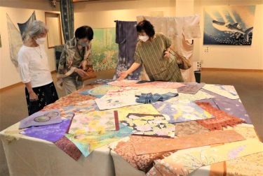 手描き友禅講師・赤松梢さんによる「花友禅作品展」