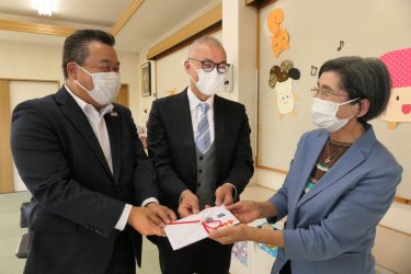 芦田産業と鳥取銀行、城北保育園に20万円寄付