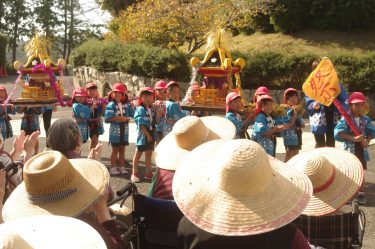 国分寺保育園児施設出向きみこし練る
