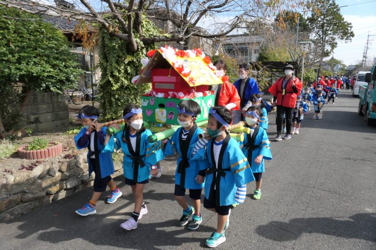 元気よく町内を練り歩く園児たち