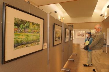 美咲町書副の柵原図書館 横山さんの個展