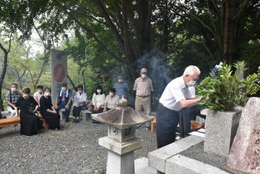 美作地区原爆慰霊碑前で祈念式を開催