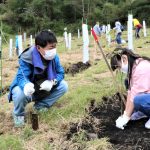 広葉樹の苗木を植え付ける参加者