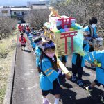 町内を練り歩く園児ら