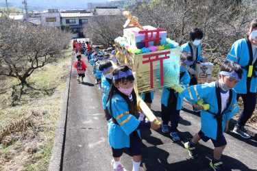 秋祭りの「お祭りごっこ」園児たちが元気なかけ声で町内を歩く／岡山・津山市