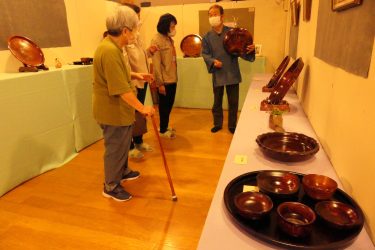美咲町 北和気郷土資料館 武本さんの「漆工芸展〜無限〜」作品展示