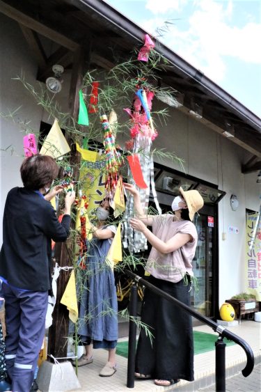 美咲町原田のＪＲ亀甲駅など七夕飾り