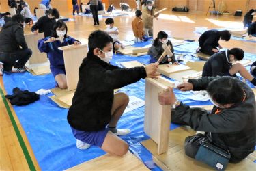 鏡野南小学校６年生ヒノキの学習机組立作業