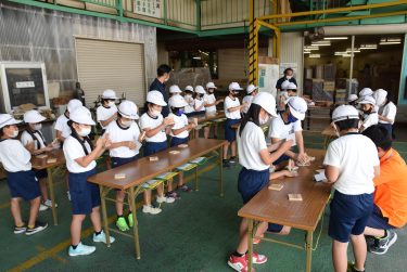 河辺小３年生すえ木工で体験学習