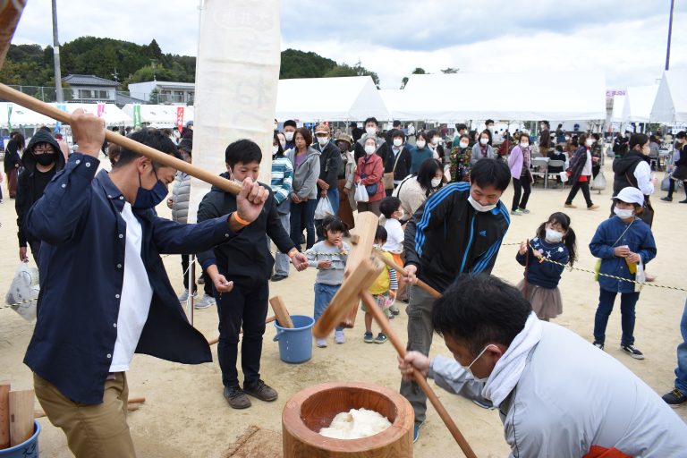 にぎわった３年ぶりの久米ふるさとまつり