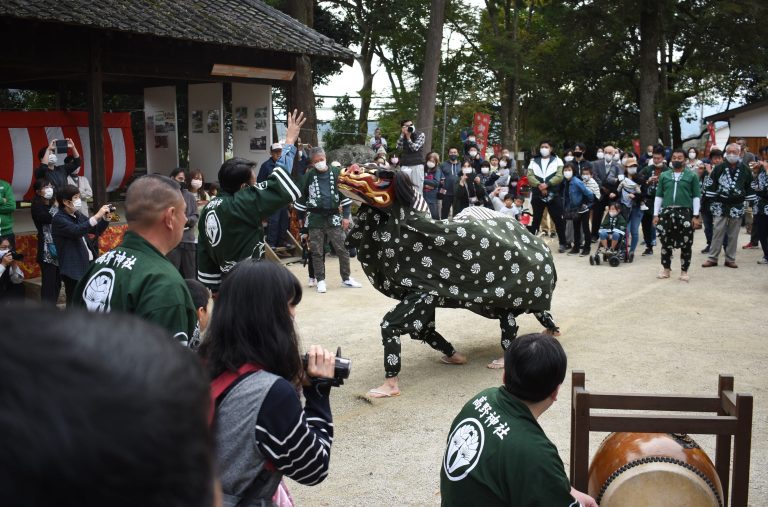多くの人々が見守る中で奉納された高野神社の獅子舞