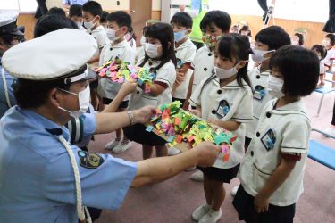 明星幼稚園児が津山署に手作りマスコット寄贈