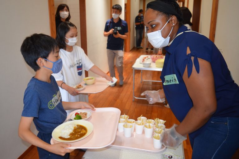 昼食の時間にＡＬＴと会話する児童＝７日