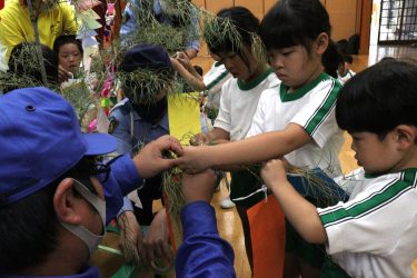 高野保育園児　七夕飾り付け(岡山県津山市)