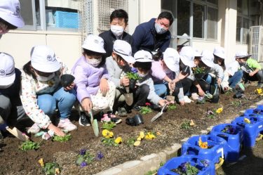 津山市民憲章推進協議会 看板と花の苗を市内小学校へ寄贈