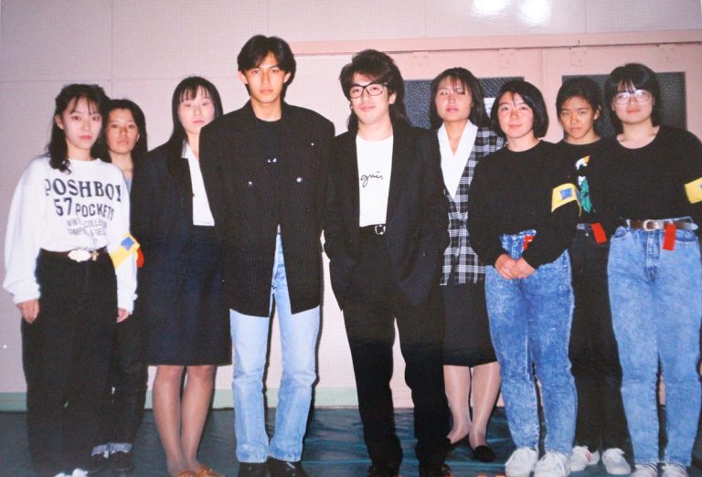 コンサートの後、大学生のスタッフと記念写真に収まる稲葉さん（左から４人目）と松本さん＝廣野さん（左から３人目）提供
