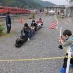 ミニＳＬの乗車を楽しむ子どもら