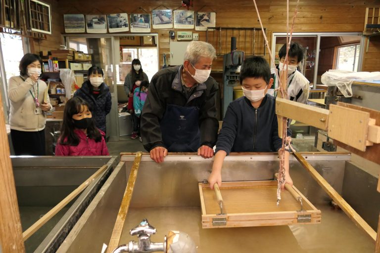 樫邑小学校　樫西和紙工房「紙漉（す）き」体験