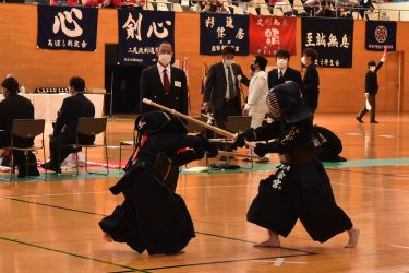 172チーム竹刀交え熱戦