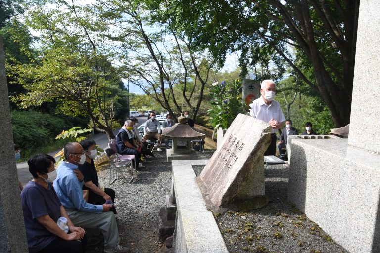 手を合わせ、犠牲者の冥福を祈る参列者