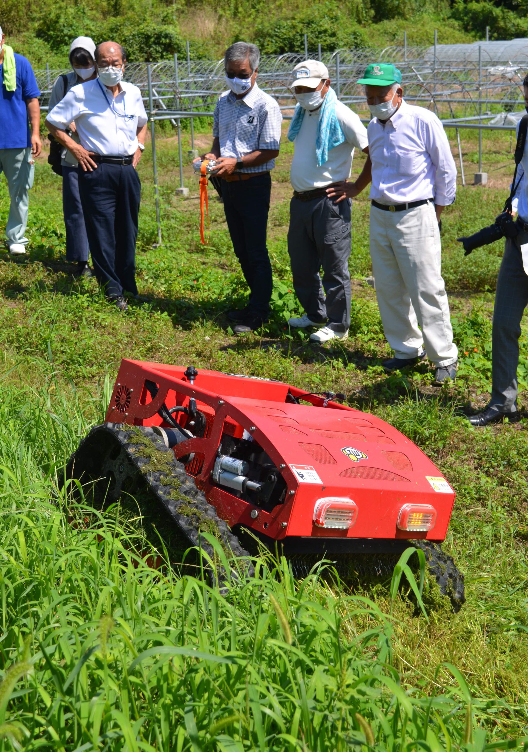 パドックが開発したハイブリッドラジコン草刈り機