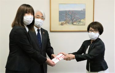 ソロプチと佐藤建設、美作大学に生理用品購入費用贈呈