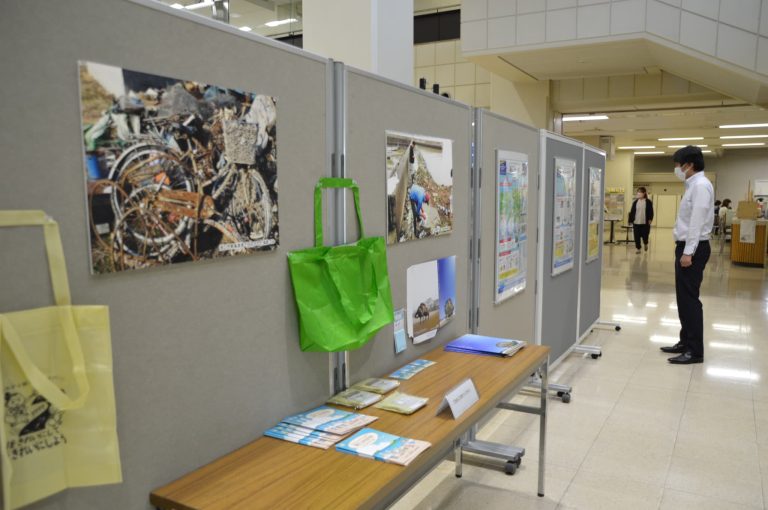 岡山県津山市役所で開かれている「川と海の環境パネル展」