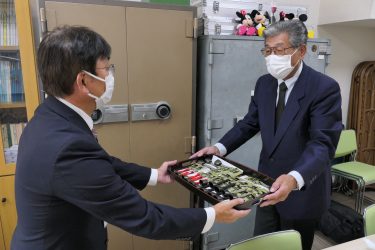 児童に「熊よけ鈴」贈る