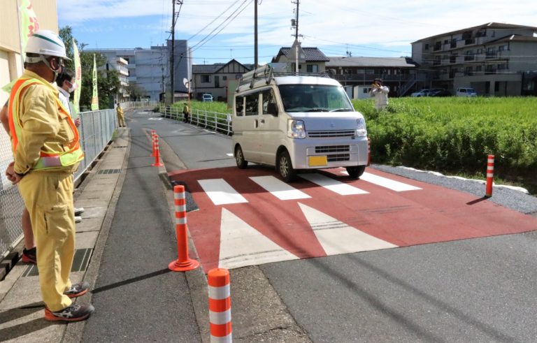 東小西側の市道に仮設置されたスムーズ横断歩道