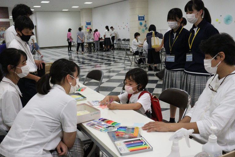 イベントを楽しむ参加者たち