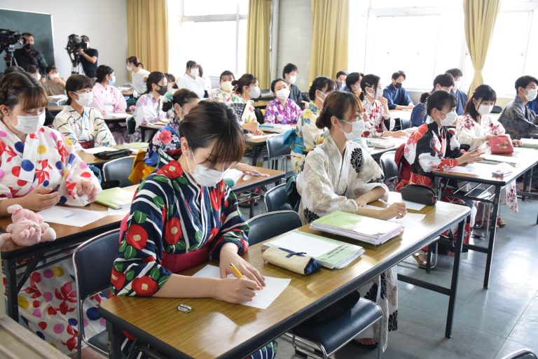 浴衣を着て授業を受ける学生たち（美作大学・岡山県津山市）