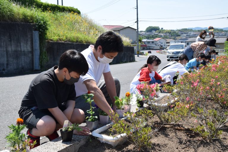 花の苗を植える鶴山小の児童たち