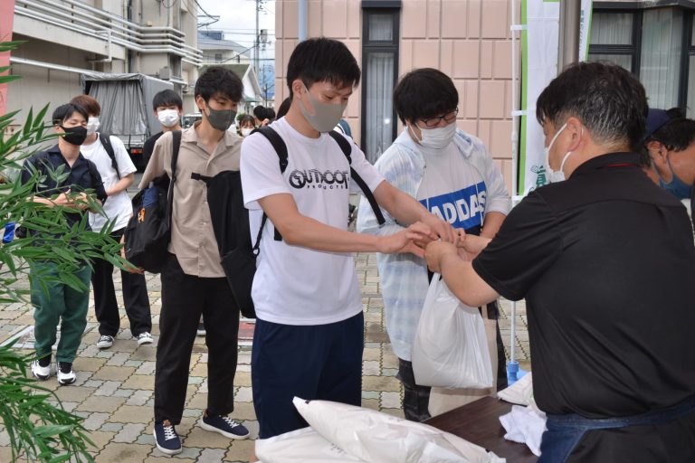 ＪＡ岡山から贈られた米を受け取る学生
