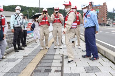 津山工業高校生、道路の異常個所点検