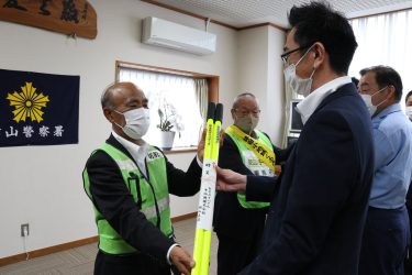 セキスイハイム　安全見守りステッキ寄贈