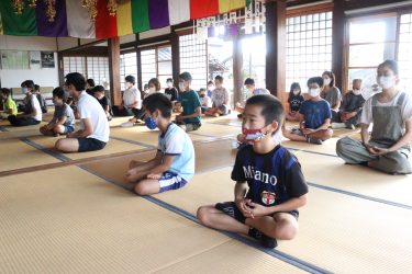 参禅やラジオ体操 児童が寺で早朝活動