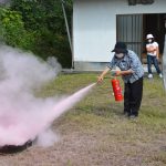 消火器の使い方を学ぶ宿町内会の住民