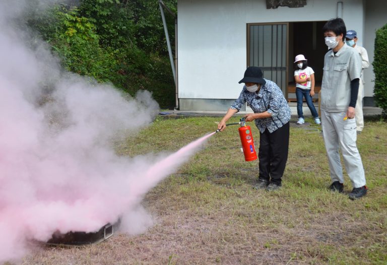 消火器の使い方を学ぶ宿町内会の住民