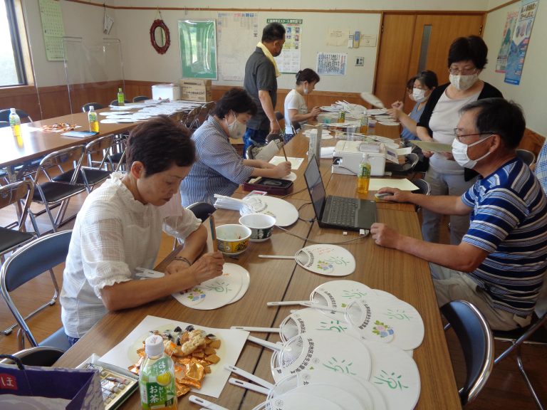 うちわづくりに取り組む民生児童委員