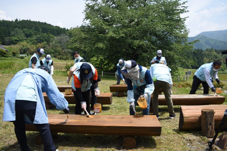 ベンチの塗装に励む津山西RCメンバー