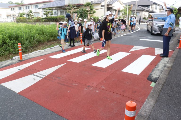 スムーズ横断歩道を渡る児童たち