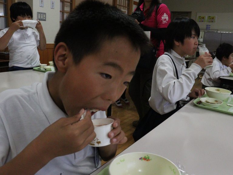 提供されたデザートを食べる児童